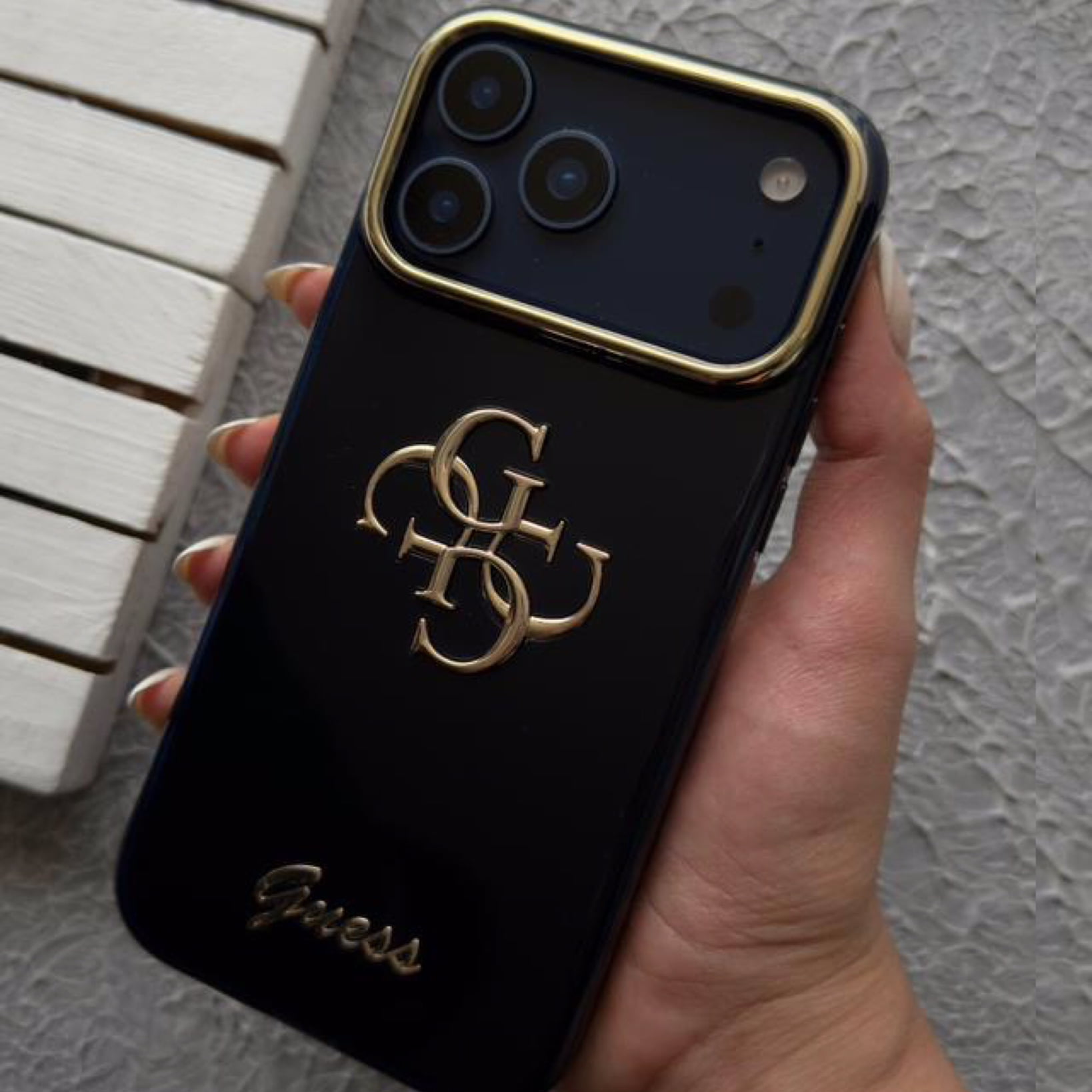 قاب Guess گس شماره 16 سریIphone17